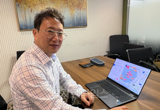 리치고 시스템으로 부동산 시장을 설명 중인 김기원 대표. 사진 이미연 기자